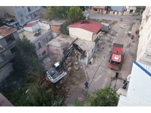 Mersin’de ağır hasarlı bina kontrollü şekilde yıkıldı