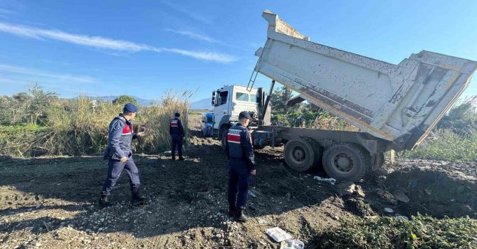 Kaş’ta izinsiz kum alımına jandarma engeli