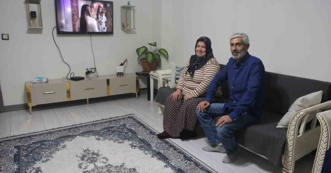 DEM partili milletvekilinin ‘Şantiye şefi’ yakıştırmasını yaptığı Bakan Kurum’a yuvasına kavuşan depremzedelerden destek