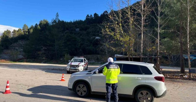 Burdur’da jandarma ekipleri tarafından trafik denetimleri devam ediyor