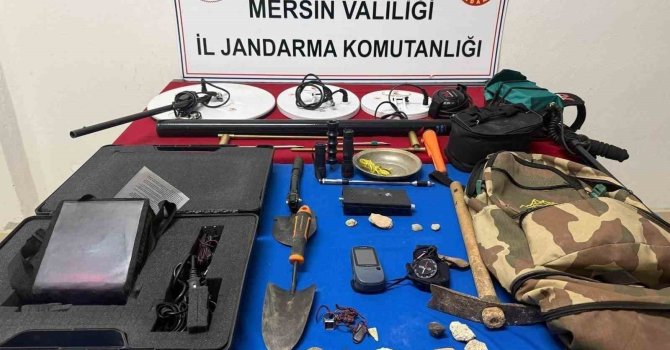 Tarihi eser peşindeki defineciler jandarmaya takıldı