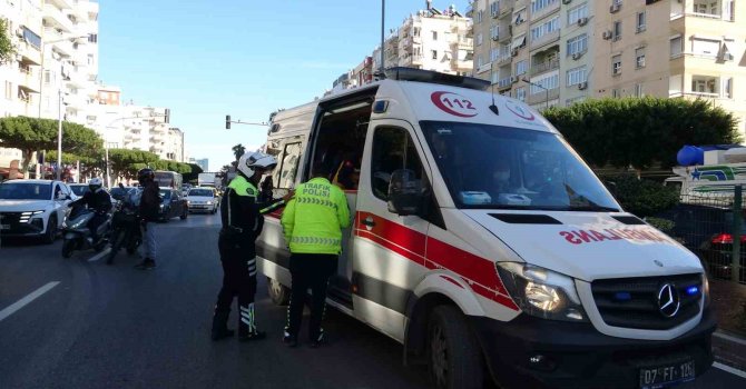 Kavşak sisteminde çarpışan iki motosikletin sürücüleri yaralandı