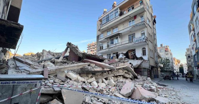 Bina yıkımı sırasında bitişik bina zarar gördü, facia ucuz atlatıldı