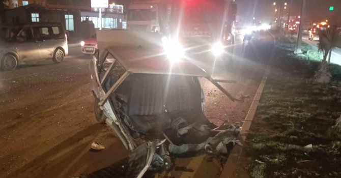 Tırla çarpışan Tofaş ikiye bölündü