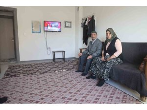 Yuvasına kavuşan depremzede vatandaş, "Bakanımız Murat Kurum gibi şantiye şefine can kurban"