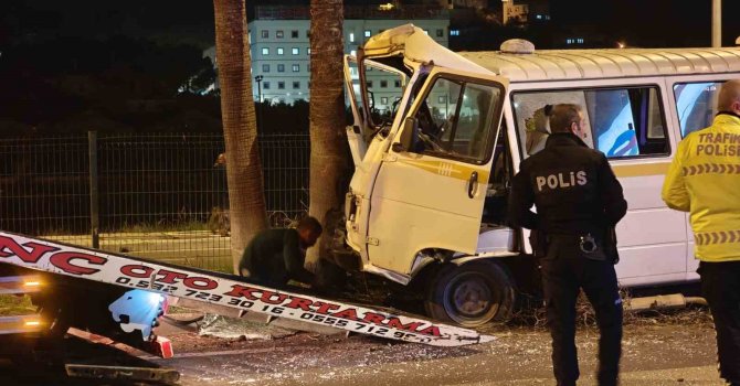 Minibüs refüje çıktı: Alkollü sürücü yaralandı