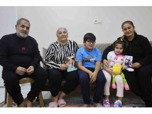 Evladından bahsederken gözyaşlarına boğulan anneanne, depremde kaybettiği kızının emaneti olan torunlarına hem annelik hem de babalık yapıyor