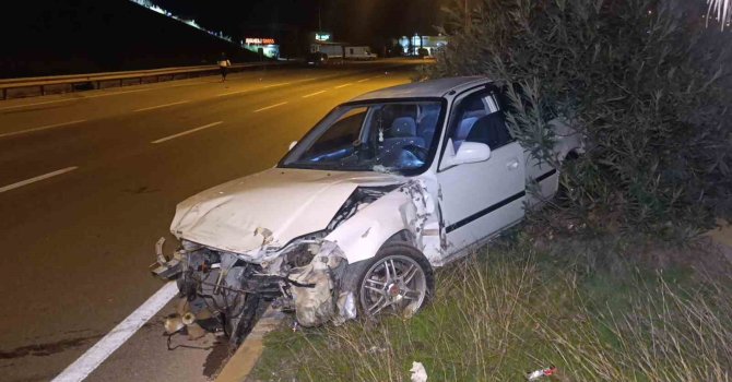 Kaza yapan otomobil refüjde terk edilmiş bulundu