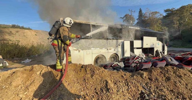 Park halindeki yolcu otobüsü alevlere teslim oldu