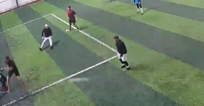 Halı sahada ölüm kameraya yansıdı