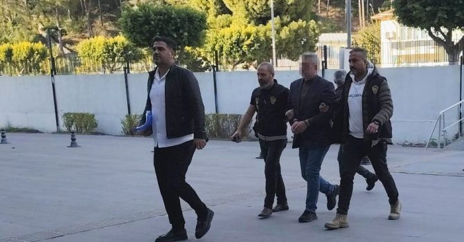 Antalya’da sahibi olduğu markette tartıştığı 2 kişiyi öldüren cinayet zanlısı adliyeye sevk edildi