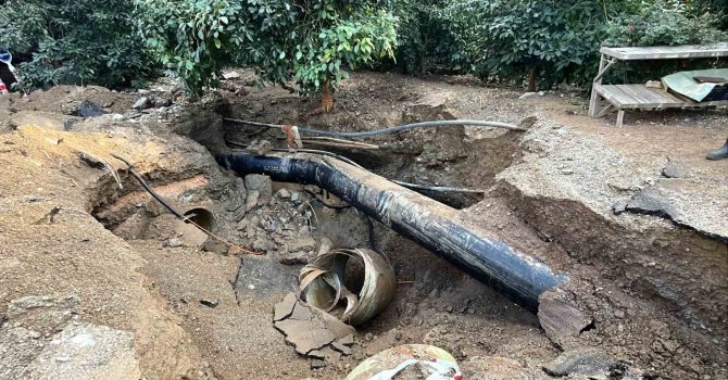 Alanya’da DSİ’ye ait sulama borusu patladı, park halindeki otomobil suyla birlikte portakal bahçesine sürüklendi