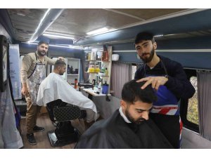 İlk kez görenleri şaşırtan mobil berber, bir ‘Alo’ ile müşterilerinin ayağına giderek VİP hizmet veriyor