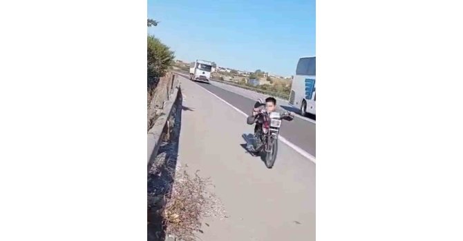 Otobanda motosikletin üzerine yatarak şov yapan sürücüye 63 bin TL ceza