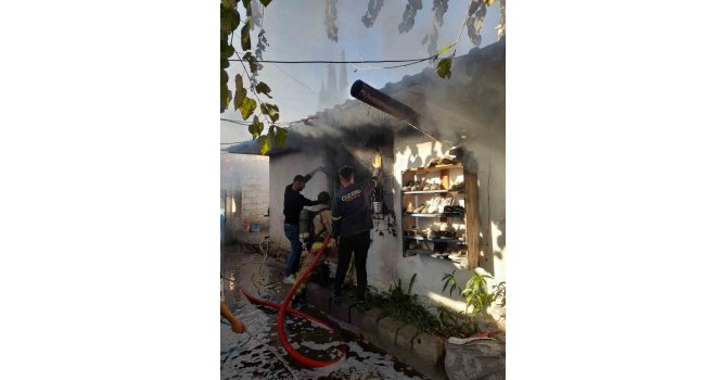 Erzin’de müstakil ev yandı