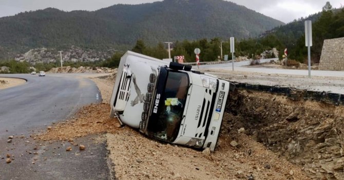 Antalya’da kamyon devrildi, sürücü yaralandı