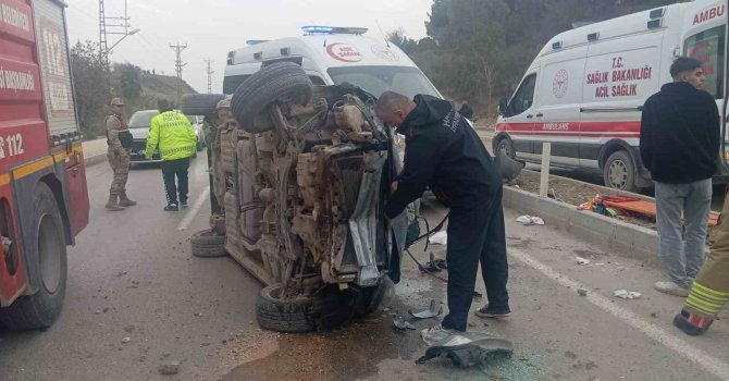 Hatay’da takla atan otomobil yan yattı: 5 yaralı