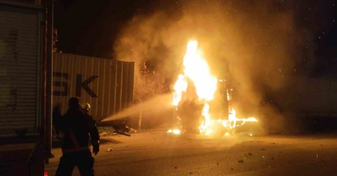 Hatay’da alevlere teslim olan tır kullanılamaz hale geldi