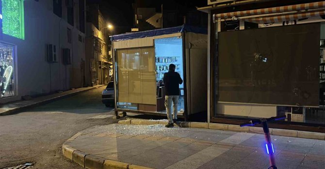 Hatay’da 6 araç ve 4 iş yerinin camlarını taşla kırdılar