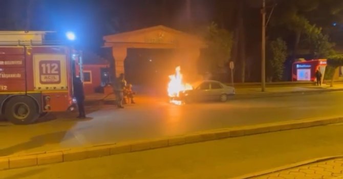 Hatay’da seyir halindeki otomobil alevlere teslim oldu