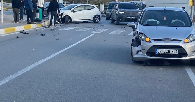 Manavgat’ta iki otomobil çarpıştı, sürücülerden biri yaralandı