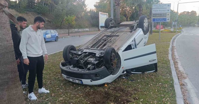 Antalya’da refüje çarpıp ters dönen araçtan ayakta çıktı