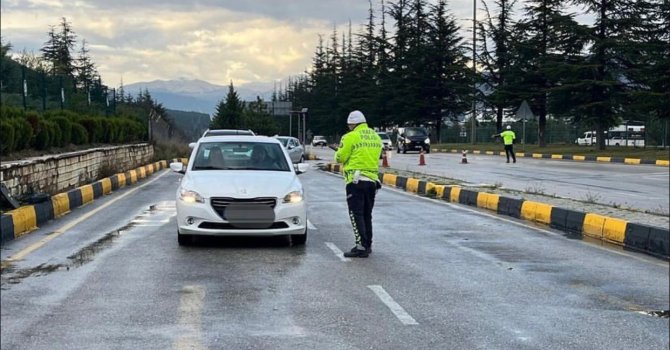 Isparta genelinde polis denetimlerinde 34 aranan şahıs yakalandı