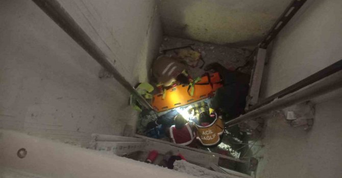 Asansör boşluğuna düşen işçi yaralandı