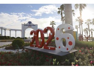 Geri dönüşümle hazırlanan yeni yıl süslemeleri Mersin’i renklendirdi