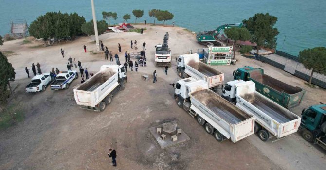 Adana’da yıkım gerginliği bitti: Kepçeler yıkıma başladı