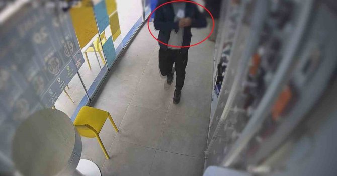 Camekandaki cep telefonunu kaşla göz arasında çalan hırsızın o anları kamerada
