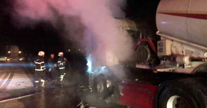 Burdur’da tır yanarak kullanılmaz hale geldi