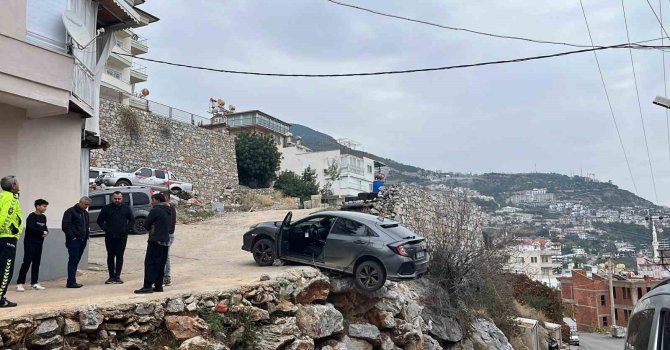 Antalya’da geri manevra yapan araç şarampolde asılı kaldı