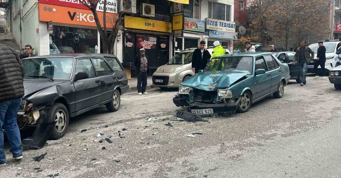 Burdur’da 2 Tofaş çarpıştı: 1 yaralı