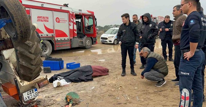 Sahilde traktörün altında kalan 2 gençten biri hayatını kaybetti