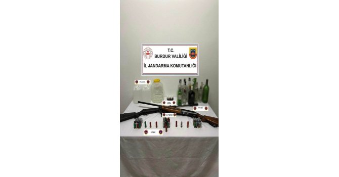 Burdur’da yeni yıl öncesi kaçak alkol ve silah ele geçirildi