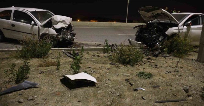 Kafa kafaya çarpışan otomobiller hurdaya döndü: 2 yaralı