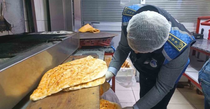 Baharatın içine bozulmasın diye bırakılan çiğ et, zabıta ekiplerini şaşırttı