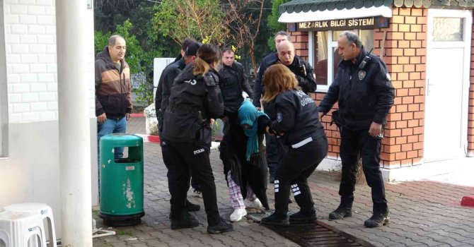Yola bıraktığı çanta polisi alarma geçirdi, gözaltına alınırken güçlük yaşattı