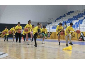Ücretsiz Basketbol Kursları çocuklara hem spor hem gelecek sunuyor