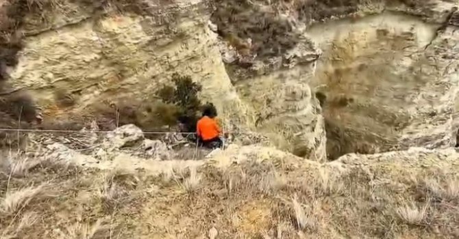 Uçurumda mahsur kalan köpeklerini halatla inerek kendi imkanlarıyla kurtardılar