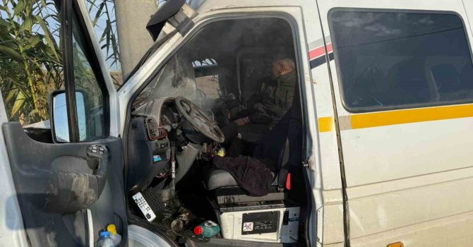 Minibüs elektrik direğine çarptı: 2 yolcu yaralandı