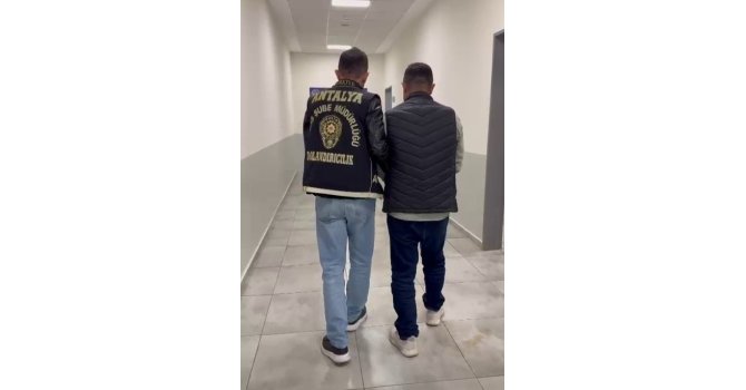 Kendisini polis olarak tanıtan dolandırıcı tutuklandı