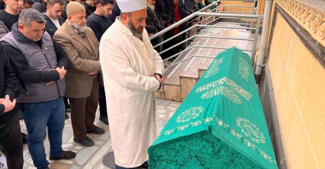 Kazada ölen nişanlı çift yan yana toprağa verildi