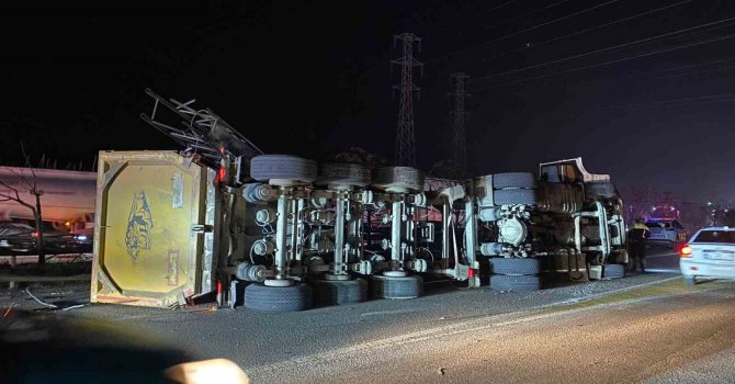 Antalya’da EDS direğine çarpan tır devrildi: 2 yaralı