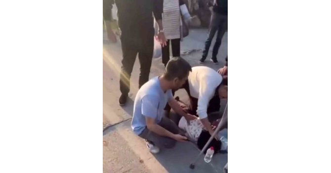 Anne ve 2 çocuğuna yaya geçidinde otomobil çarptı