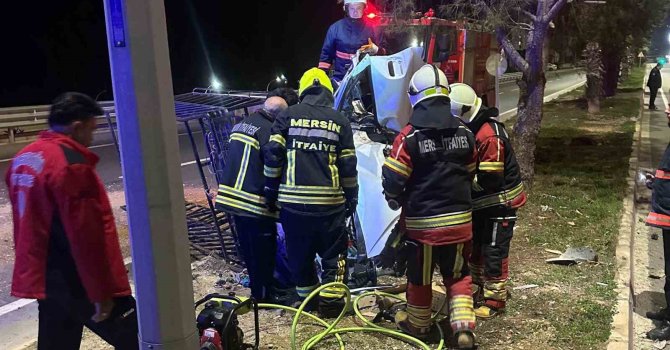 Kaza yapan araçta sıkışan sürücü itfaiye ekiplerince kurtarıldı