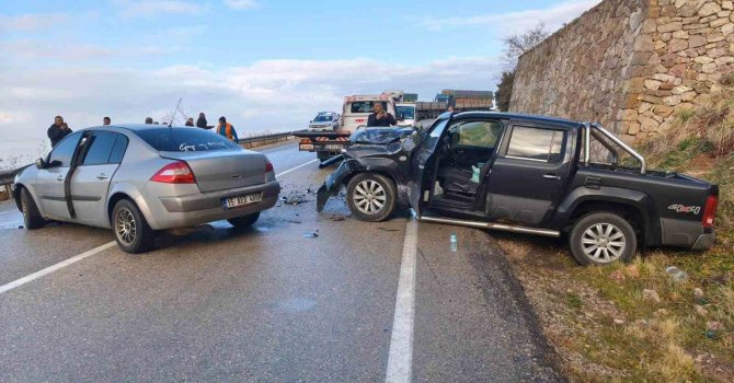 Eğirdir’de iki otomobil çarpıştı, sürücüler yaralandı