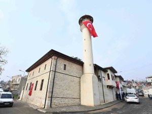 Depremde hasar alan cami yeniden ibadete açıldı