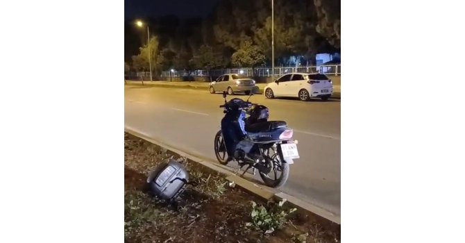 Direksiyon hakimiyetini kaybedip refüje çarpan motosiklet sürücüsü öldü